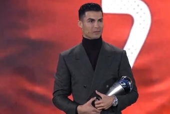 Cristiano, muy feliz por haber ganado el The Best Especial de la FIFA. Captura/MEGA
