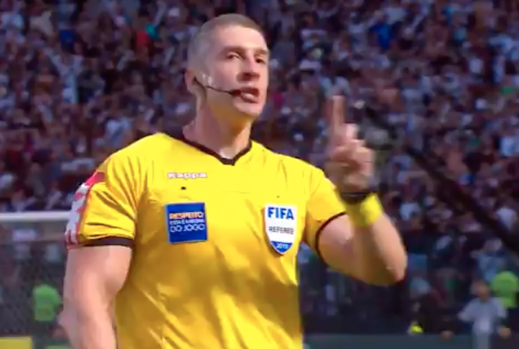 Referee stops game due to homophobic chanting