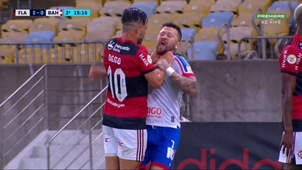 Diego agarró del cuello a un rival sin pensar en las consecuencias. Captura/SporTV