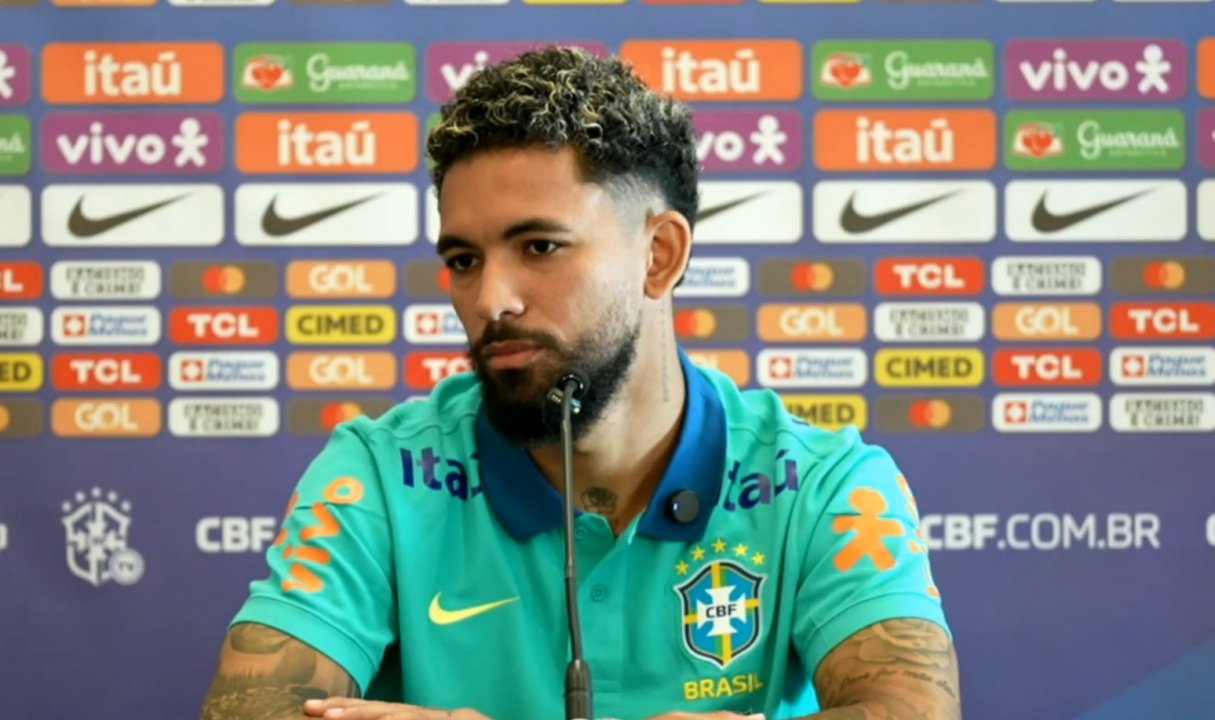Douglas Luiz admitió los desajustes defensivos de Brasil. Captura/CBF_Futebol