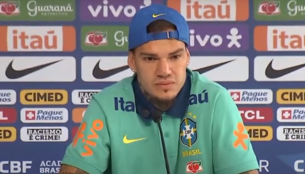 Ederson da un paso al frente ante el mal momento de Brasil