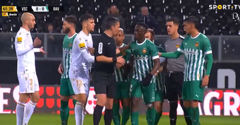 Ghanaian footballer Emmanuel Boateng of Rio Ave complained to the referee about racist abuse from the Vitoria Guimaraes crowd. The match was temporarily halted, but the game resumed and the footballer decided to continue.