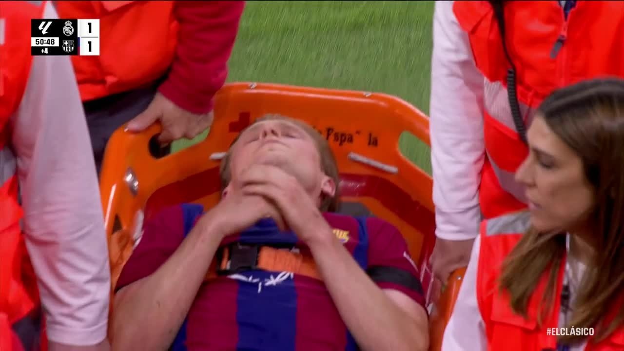 De Jong suffered an injury to his right ankle. Screenshot/MovistarLaLiga