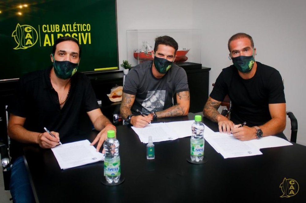 Gago estampó su firma en el contrato. Twitter/clubaldosivi