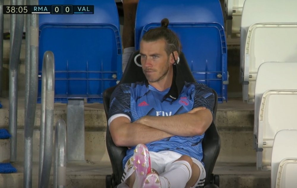 Bale, a su bola en el banquillo. Captura/LaLiga