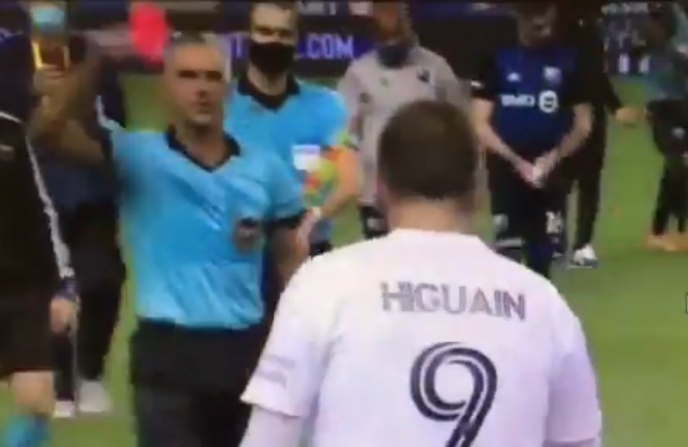 Higuain was sent off for abusive language towards the referee. Screenshot.