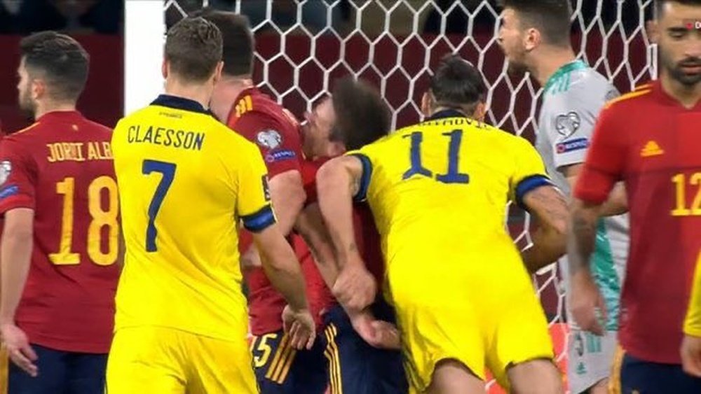 Ibrahimovic agredió violentamente a Azpilicueta. Captura/TVE