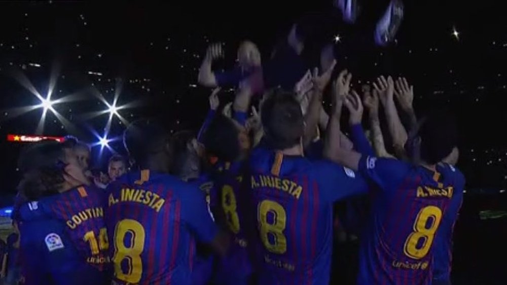 El Barcelona despide a Iniesta y celebra el título. Captura