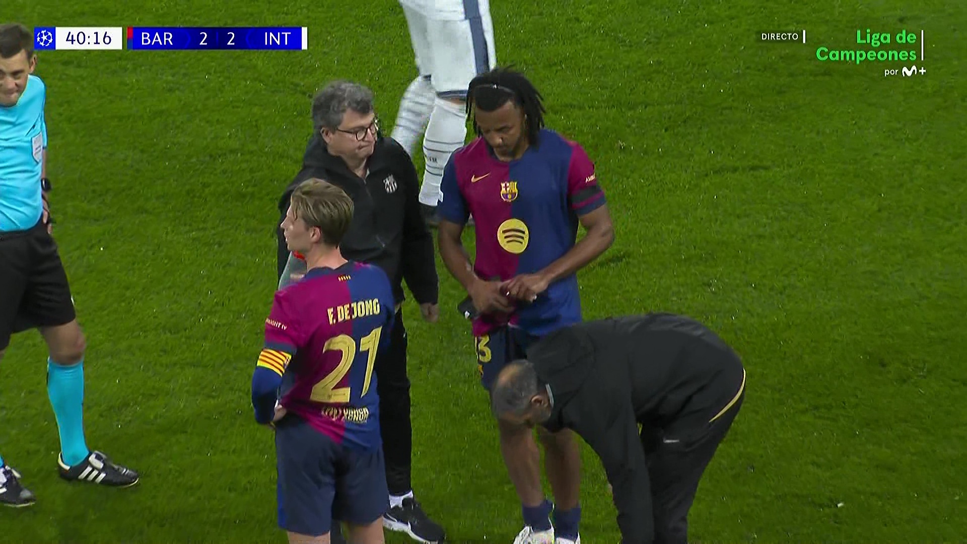 Koundé cayó lesionado al borde del descanso. Captura/MovistarLigadeCampeones