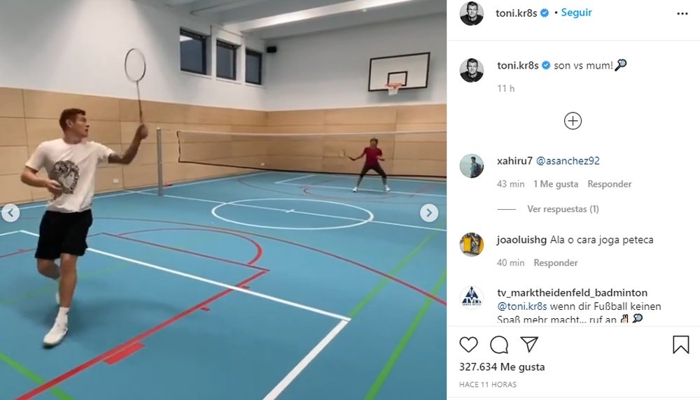 Kroos jugó al bádminton con su madre. Instagram/toni.kr8s