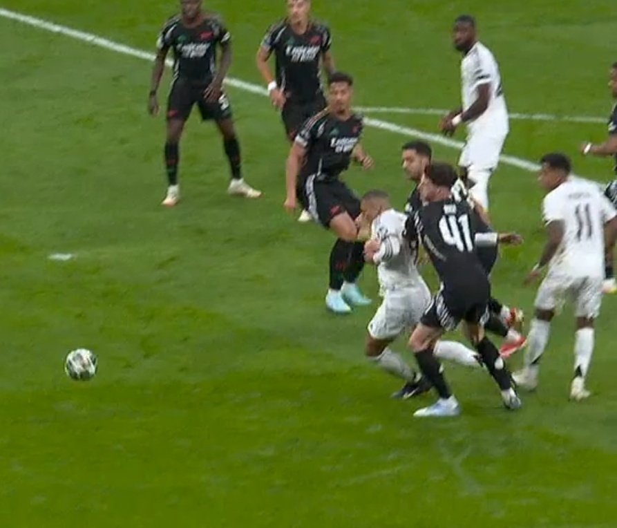 Polémica en el Bernabéu: anularon un penalti de Rice a Mbappé