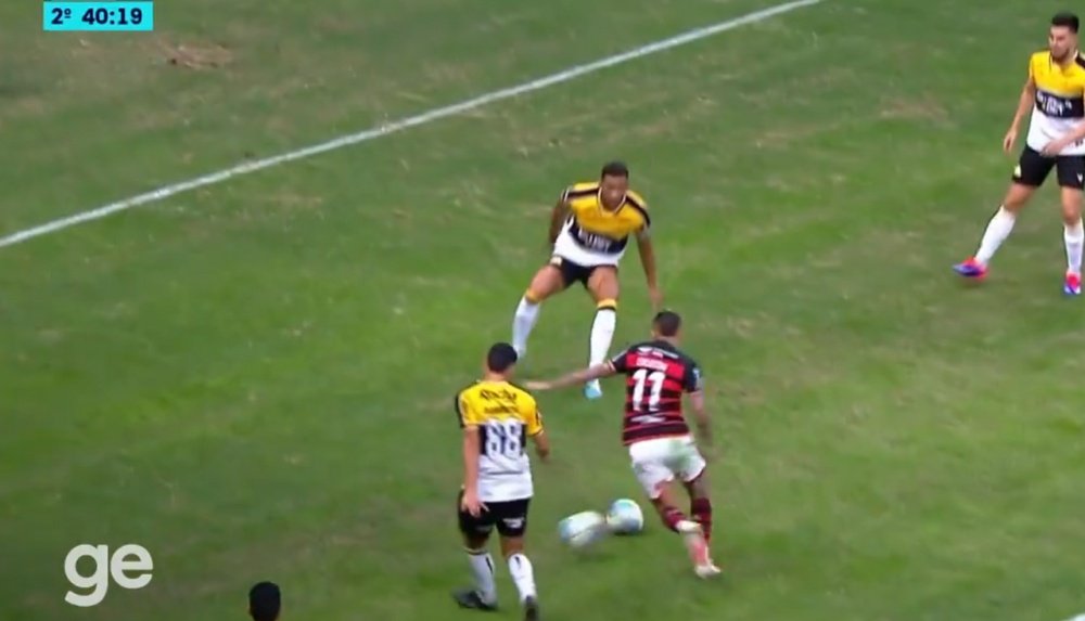 El árbitro pitó penalti tras chutar un balón. Captura/Ge