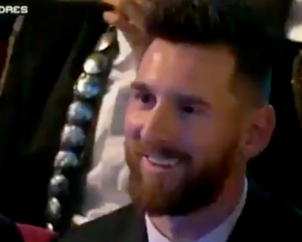 Messi sonrió en el momento en el que Cristiano subió al escenario a recibir el premio. Twitter