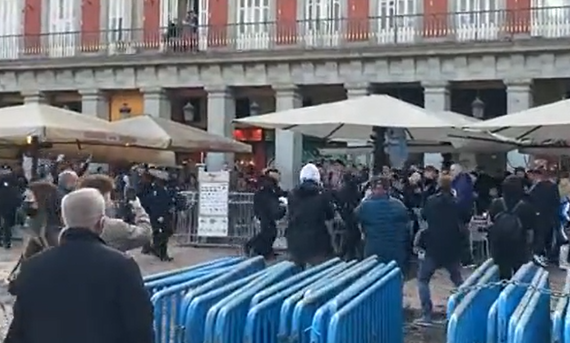 ï»¿Police rush to interrupt up fight among Chelsea and City fans