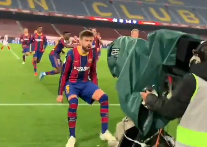 El cámara del Barça, a gritos en el gol de Piqué