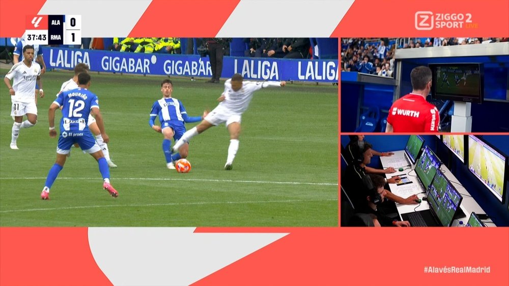 Mbappé perde la testa: intervento killer e rosso diretto. ZiggoSport