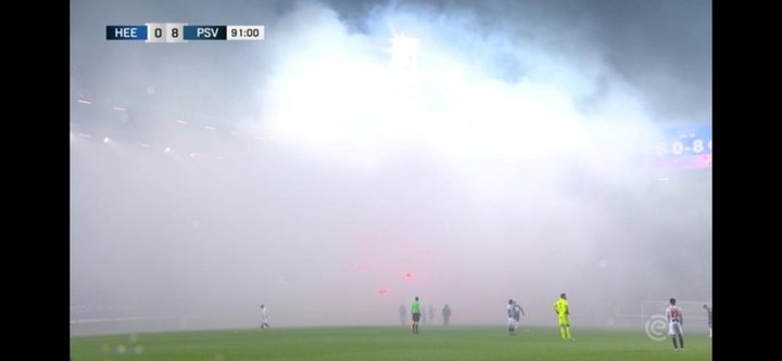 Il Feyenoord vinceva 8-0 ma la partita finisce prima per il lancio di fumogeni