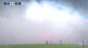 La afición del PSV, en una nube por la goleada endosada al Heerenveen (0-8), decidió liarla en los instantes finales del encuentro con el encendido de un buen número bengalas. El árbitro, ante la tremenda humareda que había en el campo, indicó el final de la contienda.