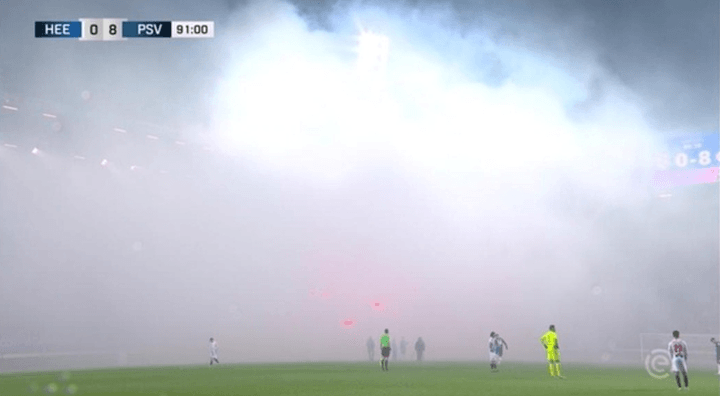 O PSV vencia por 0-8 e a torcida causou tumulto com sinalizadores