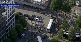 Baño de masas del Madrid en su llegada al Stade de France. Captura/RealMadridTV