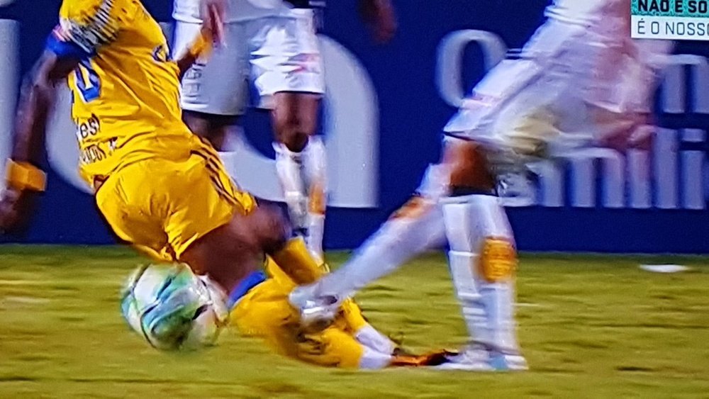 Vinicius suffered this horror tackle against Ponte Preta. Twitter