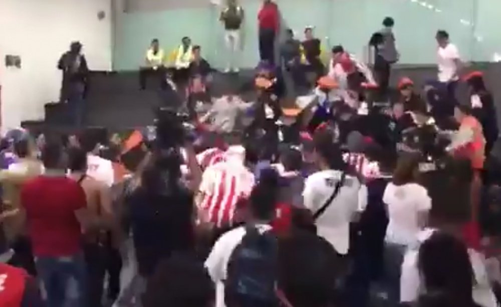 Los aficionados de Chivas y la policía protagonizaron una pelea en el aeropuerto. Twitter