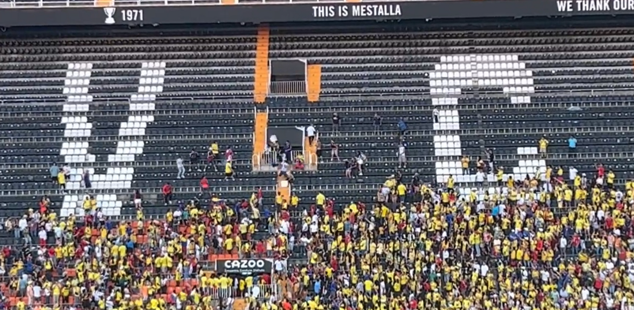 Tensión entre colombianos: ¡se lanzaron sillas en Mestalla!