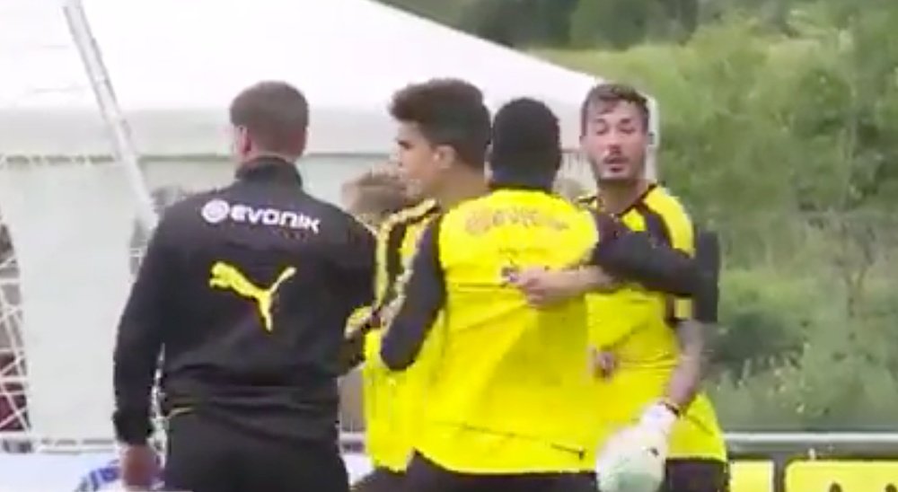 Los dos jugadores del Borussia Dortmund protagonizaron una pelea en el entrenamiento. Twitter