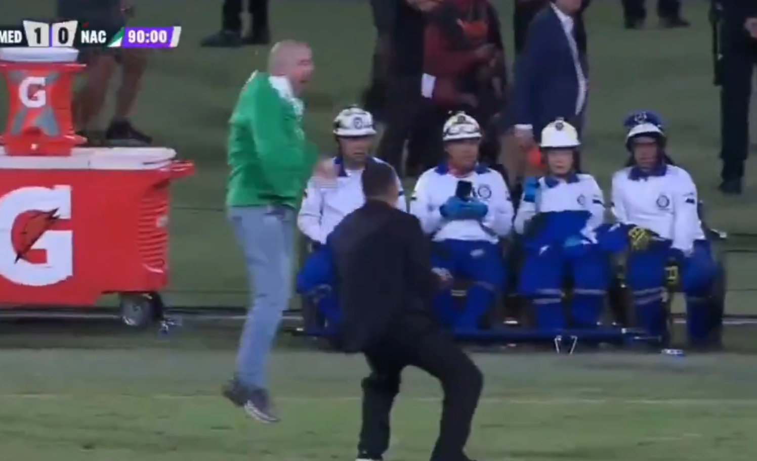 Dura sanción para Efraín Juárez: multa... ¡y 3 años sin acceso a los estadios!