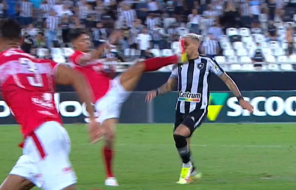 Escalofriante patada en Brasil. Twitter/FoxSportsBrasil