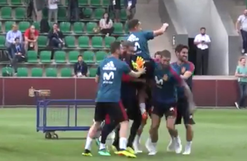 España recuperó la sonrisa en el entrenamiento con un divertido juego. SeFutbol