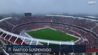 Le match entre River Plate et Defensa y Justicia, comptant pour la 19e journée du championnat professionnel argentin, a été suspendu après le décès d'un supporter local des suites d'une lourde chûte.