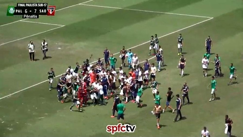 Palmeiras and Sao Paulo's youth sides got into a fight after a penalty shootout. Captura/SPFCTV