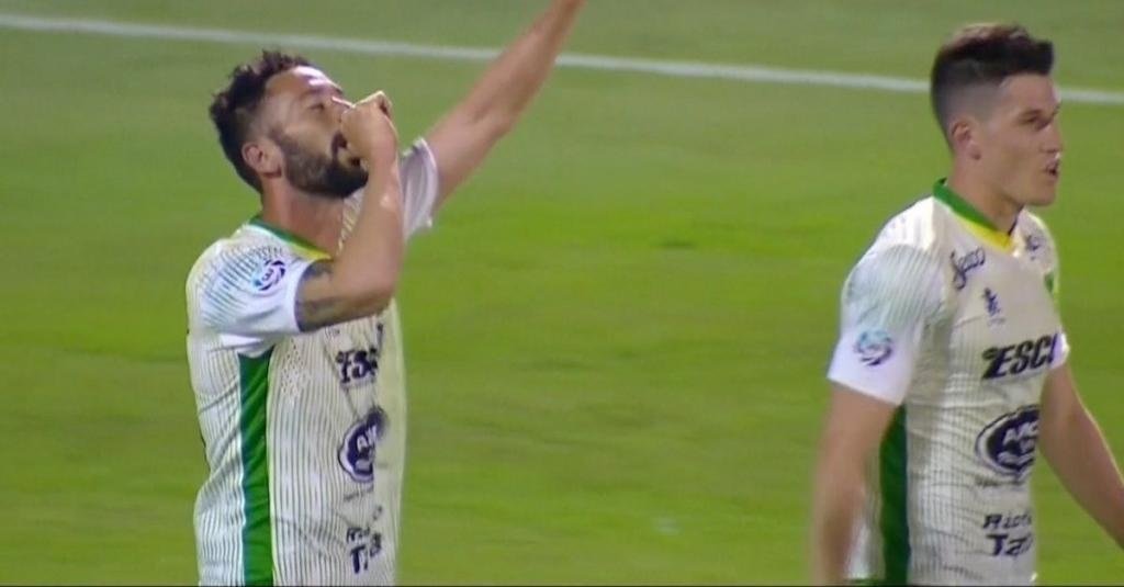 Larrondo acabó con su sequía y mantuvo a Defensa invicto en el 90'