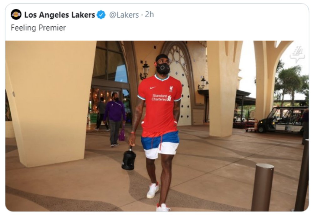 LeBron James se puso la nueva camiseta del Liverpool. Twitter/Lakers