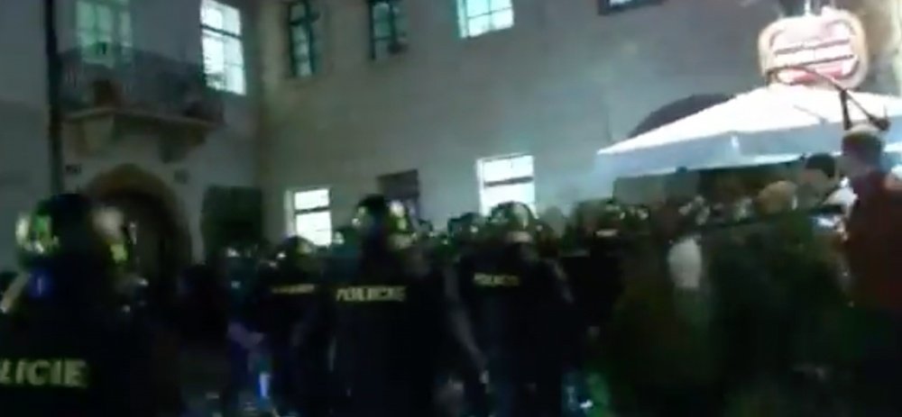 Hooligans dão trabalho à polícia de Praga. Captura