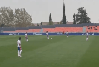 Los jugadores del Rayo Majadahonda, en el momento en el que se dio por iniciado el encuentro contra la Ponferradina, mantuvieron la pelota parada durante un minuto en señal de protesta por la sanción impuesta al senegalés Cheikh Sarr.