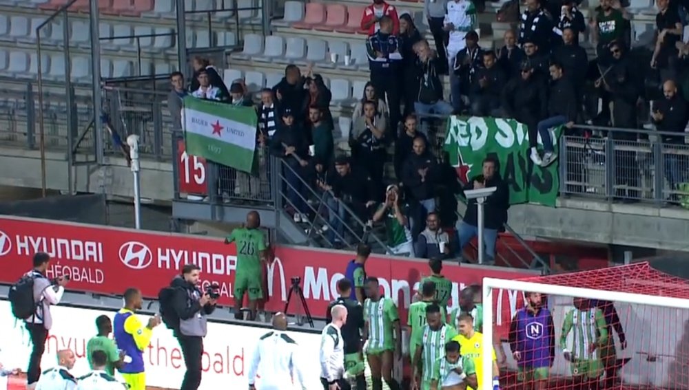 Otro escándalo racista: gritos de mono contra 3 jugadores negros del Red Star. Captura/CanalplusFoot