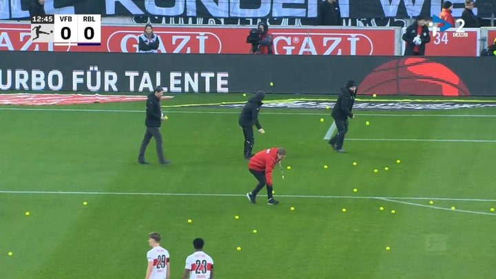 Nuevas protestas: lanzaron pelotas de tenis en el Stuttgart-RB Leipzig y se paró 1'
