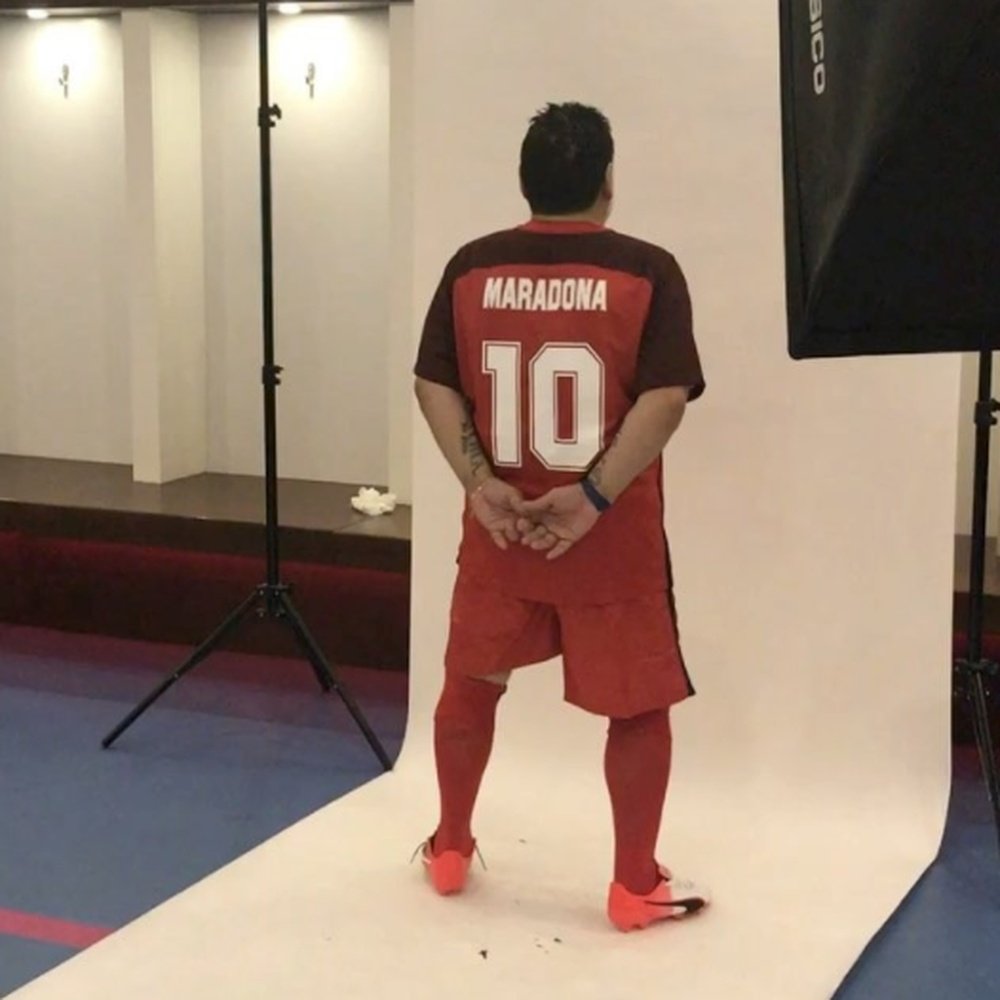Maradona posó en la fotografía oficial del equipo y del cuerpo técnico. Instagram/Maradona