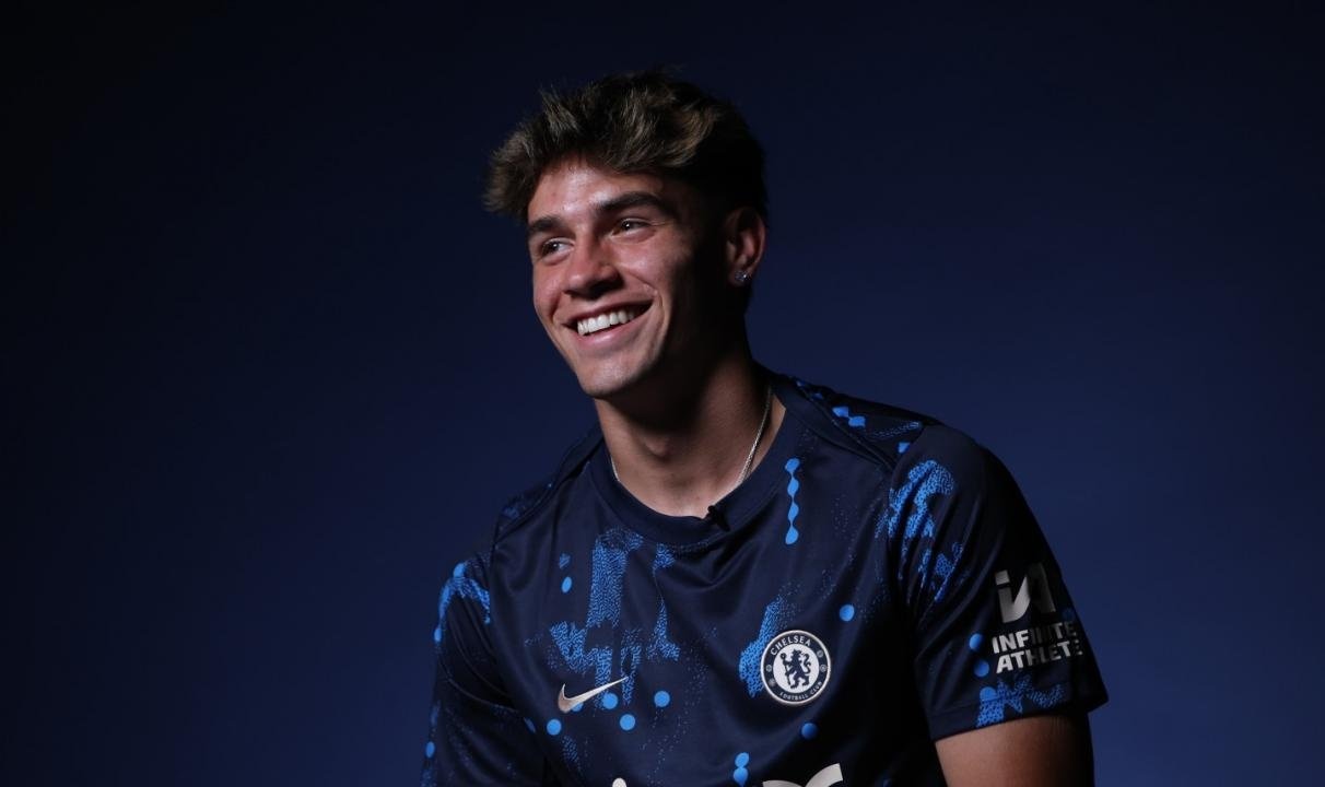 Chelsea a annoncé la signature du jeune Marc Guiu, qui quitte le FC Barcelone pour rejoindre le projet "Blue". Le jeune joueur du centre de formation a signé avec les Londoniens pour les cinq prochaines saisons, avec une option pour une campagne supplémentaire.
