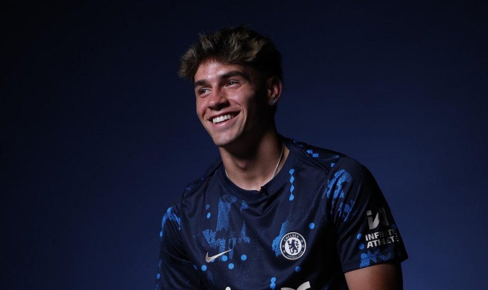 Captura de imagen de Marc Guiu posando con la camiseta del Chelsea. Captura/ChelseaFC