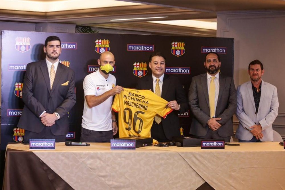 Mascherano posó con la nueva camiseta de Barcelona. Twitter/BarcelonaSC