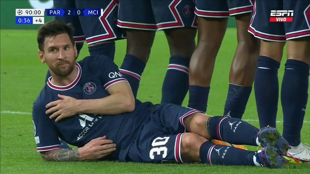 Messi se tumbó tras la barrera en una falta. Captura/ESPN