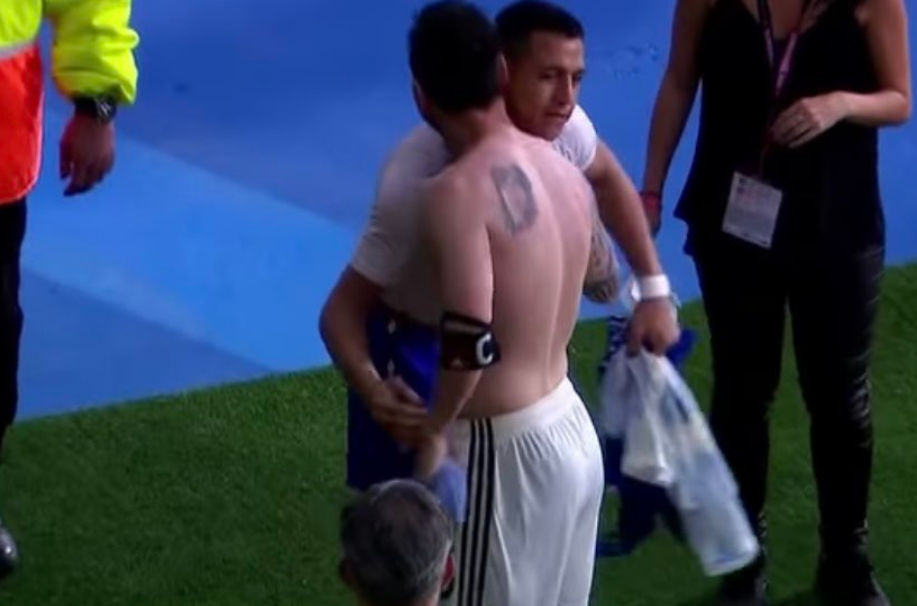 Messi y Alexis intercambiaron sus camisetas y se fundieron en un abrazo