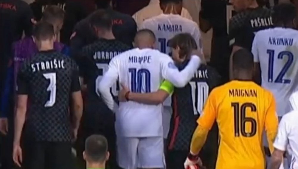 Mbappé y Modric, abrazados. Captura/Mega