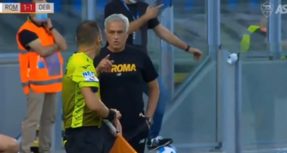 Mourinho se acercó al línea y le dio las gracias por favorecerle. Captura/ASRoma