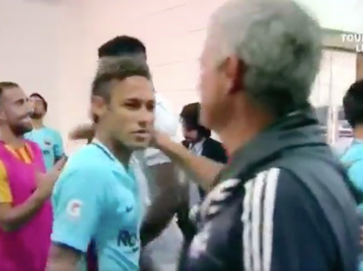 El fraternal saludo entre Neymar y Mourinho
