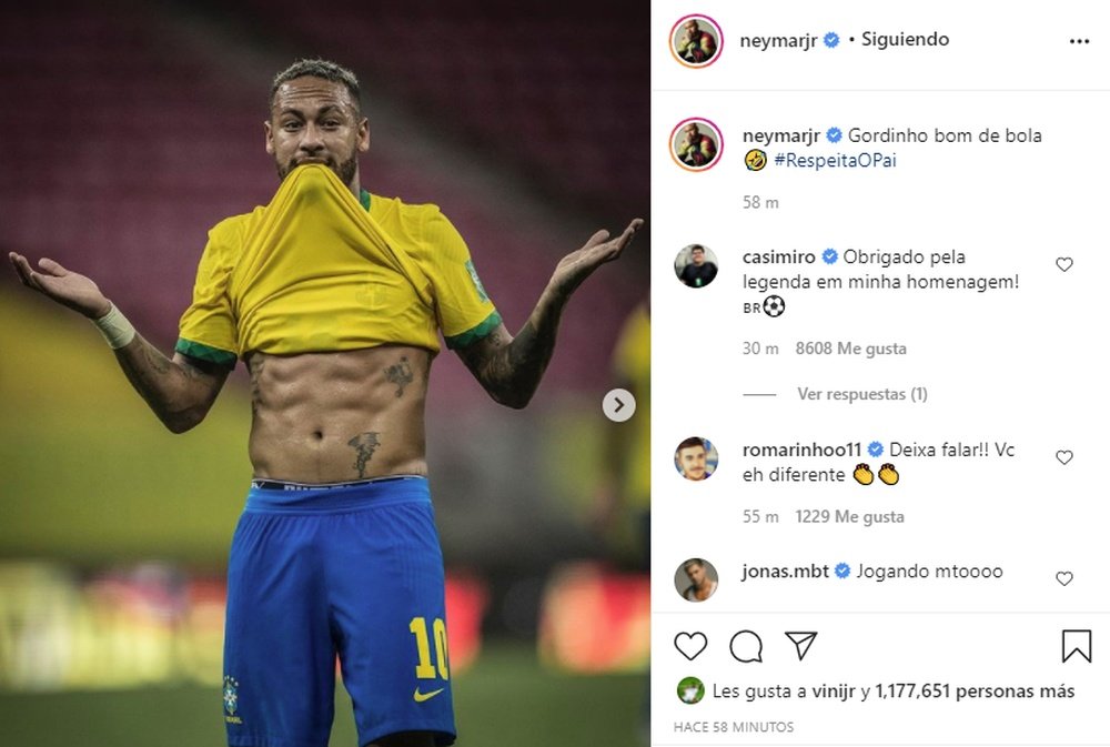 Neymar exibe barriga e brinca após vitória. AFP