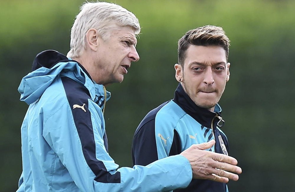 Wenger dejó claro que Özil no se va a ir del Arsenal. EFE/Archivo